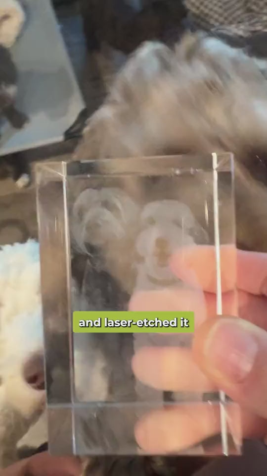 Customer video: Dana with the 3D photo crystal she gave as a gift
